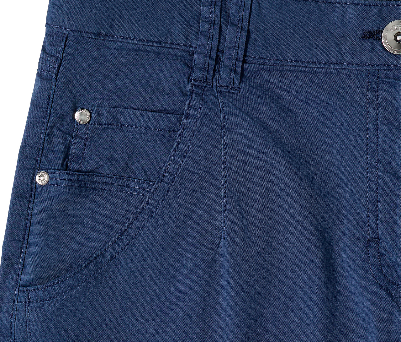 Nahaufnahme einer blauen CECIL Barrel »Scarlett« Hose mit Taschen, Nieten und Gürtelschlaufen.