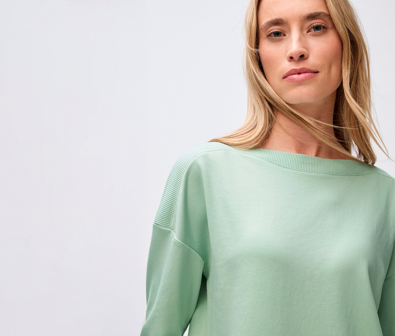 Frau trägt ein salbeigrünes Street One T-Shirt mit Rippdetail.