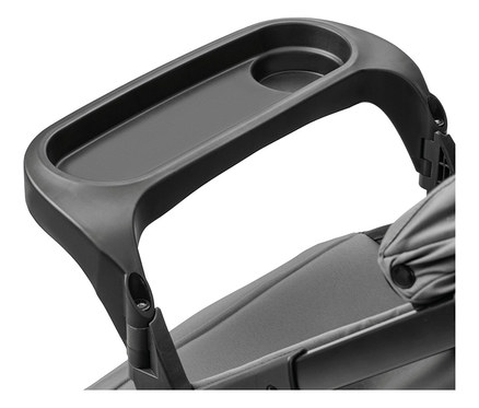 Nahaufnahme eines grauen Kinderwagenaufsatzes mit Getränkehalter.