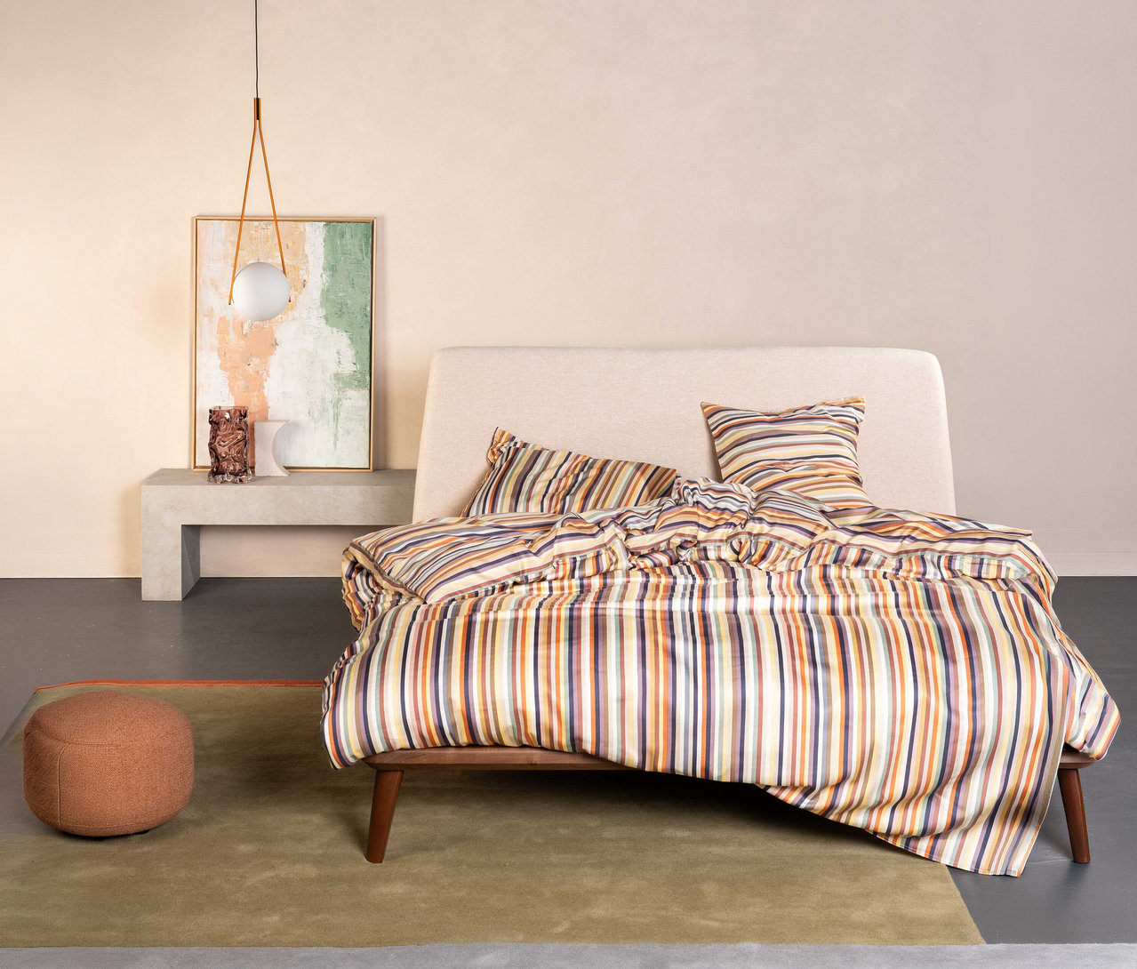 Schlafzimmer mit Essenza Satin-Bettwäsche »Donna« in Normalgröße und Übergröße auf einem Bett mit beigem Kopfteil.