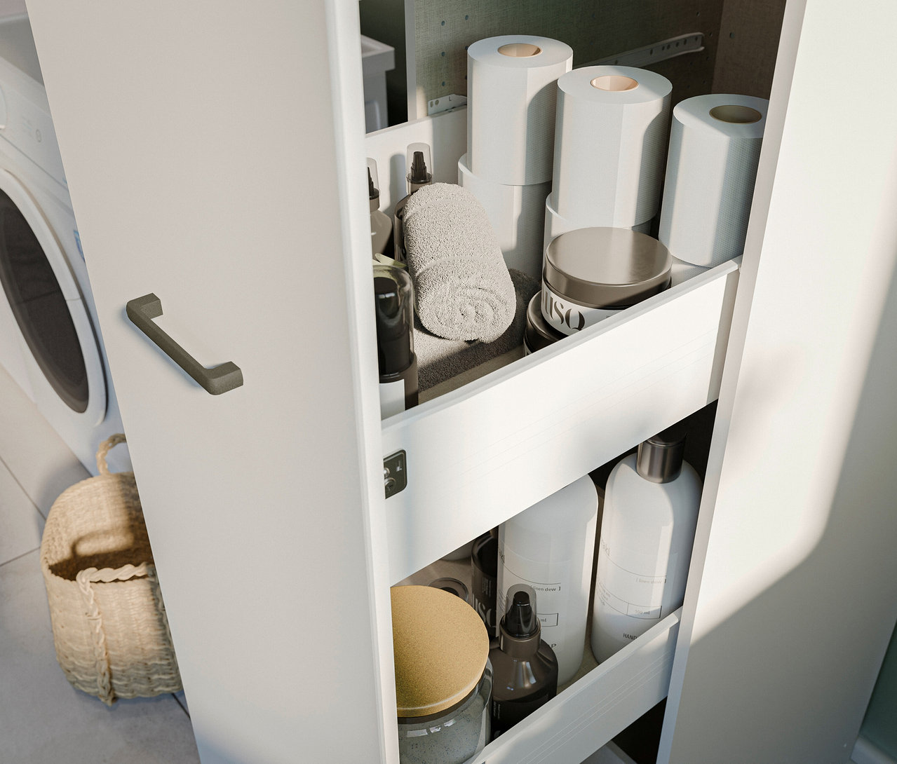 Detailaufnahme eines offenen rauch Vorratsschranks »Allrounder« mit 1-türigem Auszugsschrank, gefüllt mit Hygieneartikeln wie Toilettenpapier, Handtüchern und Flaschen.
