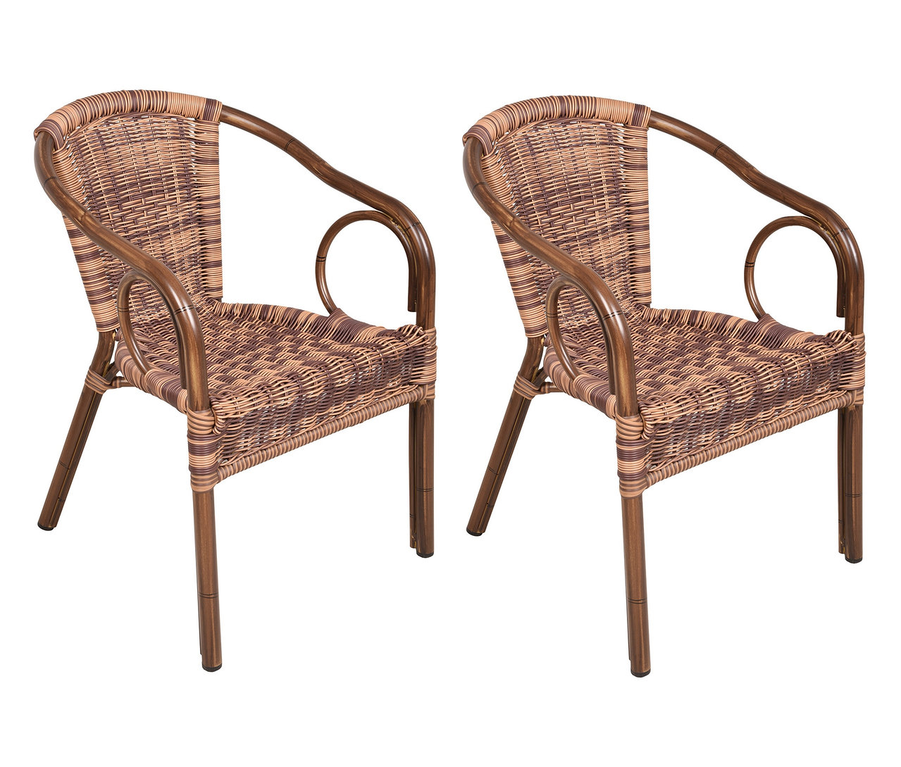Zwei braun-beige Korbsessel mit Armlehnen stehen nebeneinander vor einem weißen Hintergrund.