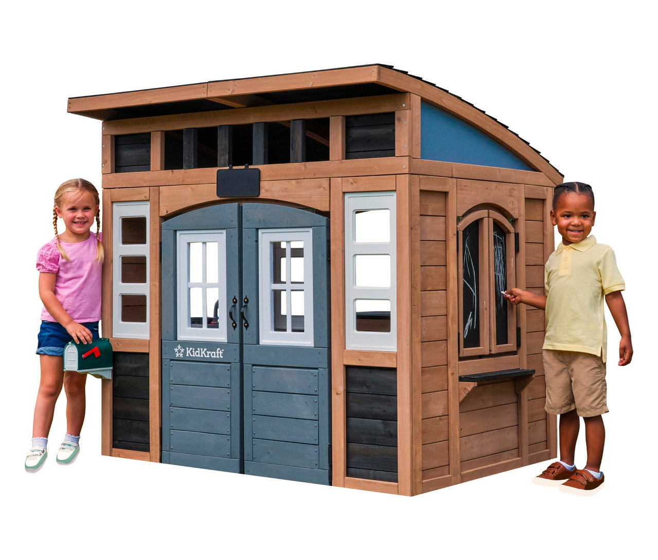 Mädchen mit Briefkasten und Junge mit Kreide neben dem Spielhaus, Trolli.