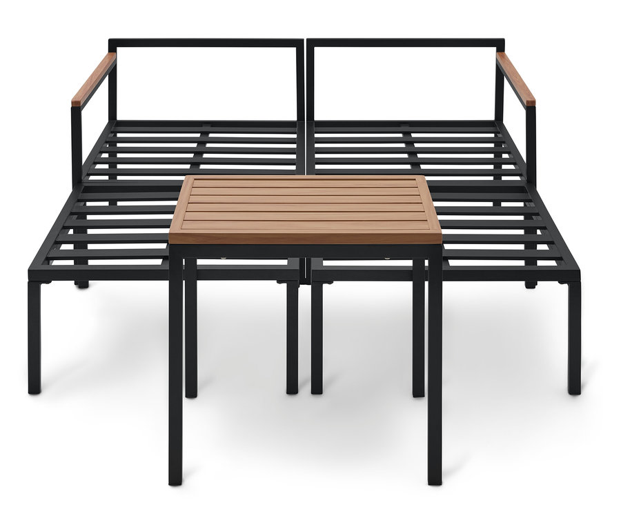 Zwei schwarze Sofagestelle mit Holzarmlehnen stehen hinter einem quadratischen Holztisch.