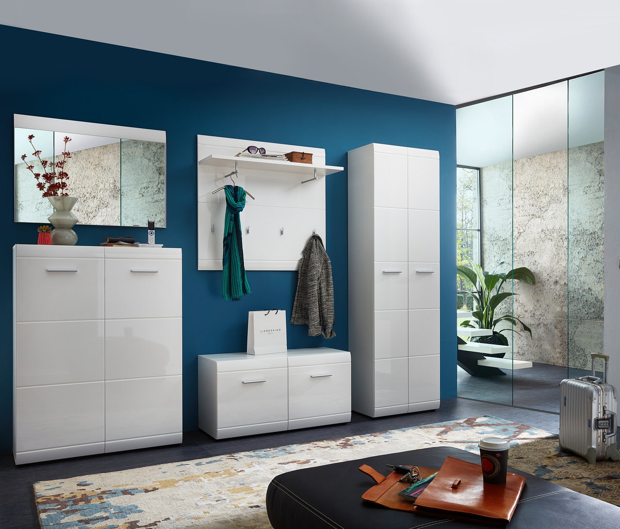 Weißes Schuhschrank »ADANA« steht neben einer Bank vor einer blauen Wand.