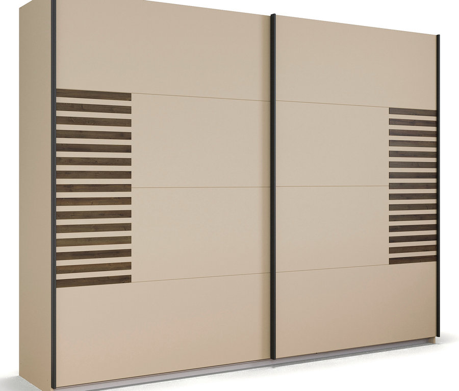 Beiger Schiebetürenschrank mit horizontalen Holzstreifen an den Seiten.