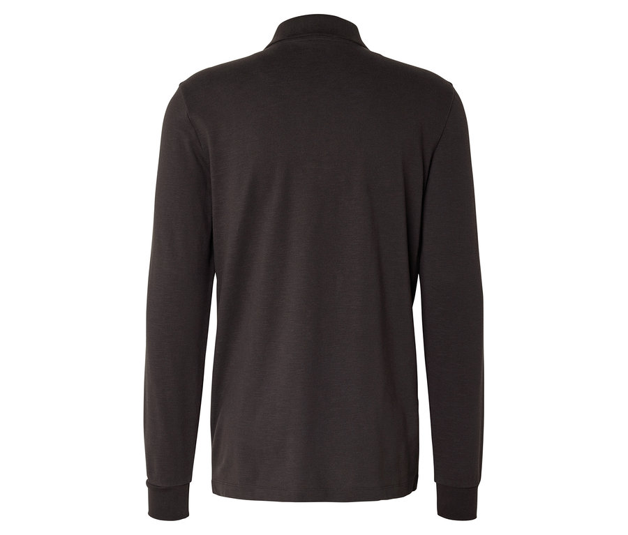 Rückansicht eines dunkelbraunen, langärmeligen Poloshirts mit Kragen vor einem weißen Hintergrund.