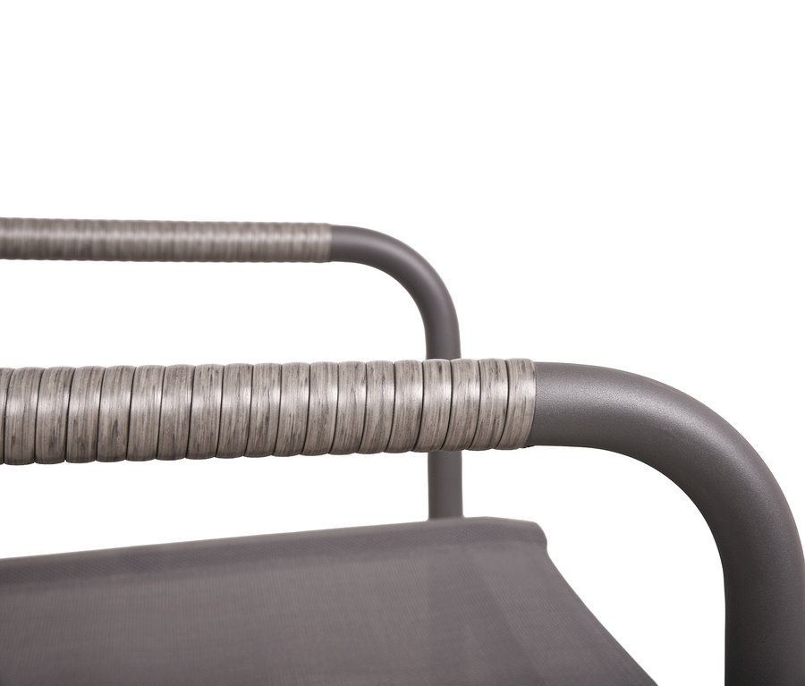 Nahaufnahme eines grauen Stuhls mit umwickelter Armlehne vor weißem Hintergrund.