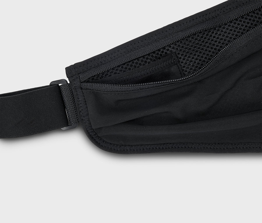 Nahaufnahme einer schwarzen Gürteltasche mit verstellbarem Riemen und Reißverschlusstasche.