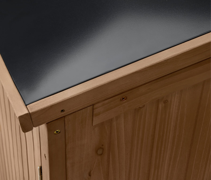 Nahaufnahme eines Holzschuppens mit schwarzem Dach und Beschlägen.