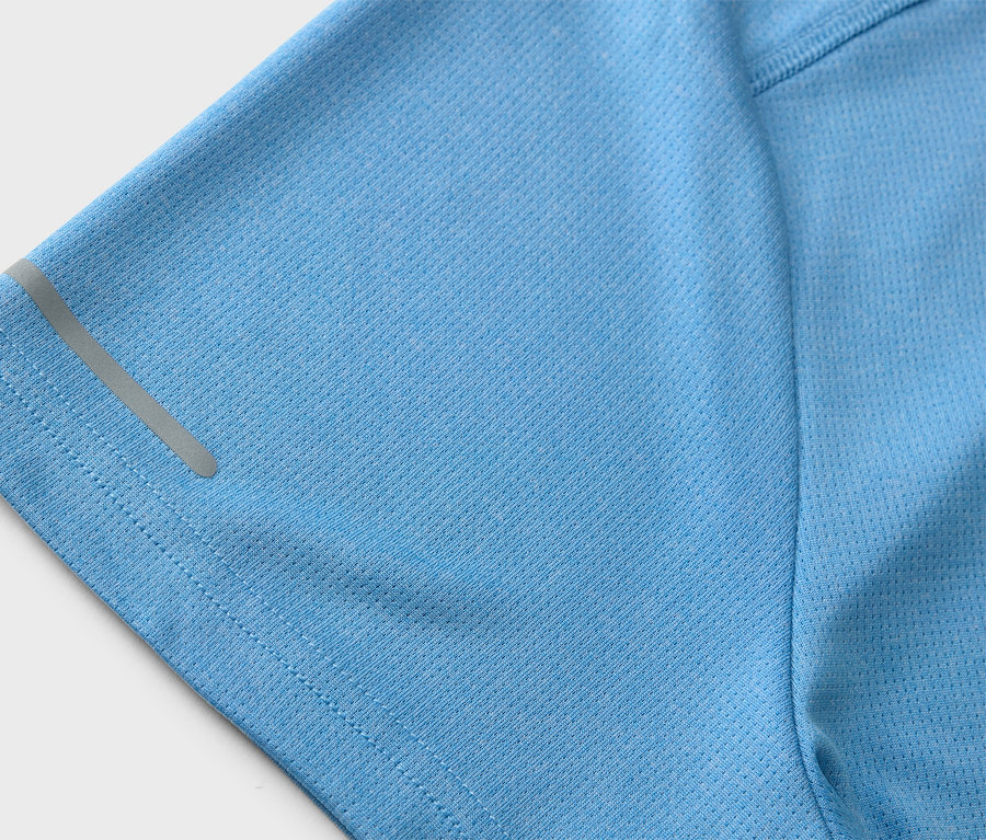 Detailaufnahme eines hellblauen Sportshirts mit reflektierendem Streifen am Ärmel.