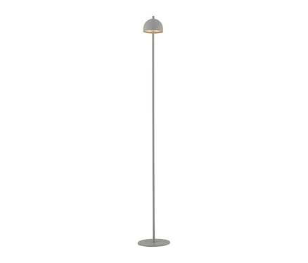Eine hohe, schlanke, hellgraue Stehlampe mit glockenförmigem Schirm, die warmes Licht abstrahlt, auf einem runden Fuß stehend.