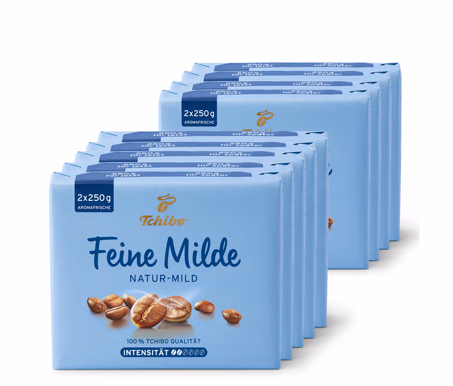 Eine Packung Feine Milde gemahlener Kaffee 9x500g von Tchibo. Die Packungen sind blau mit einer Abbildung von Kaffeebohnen.