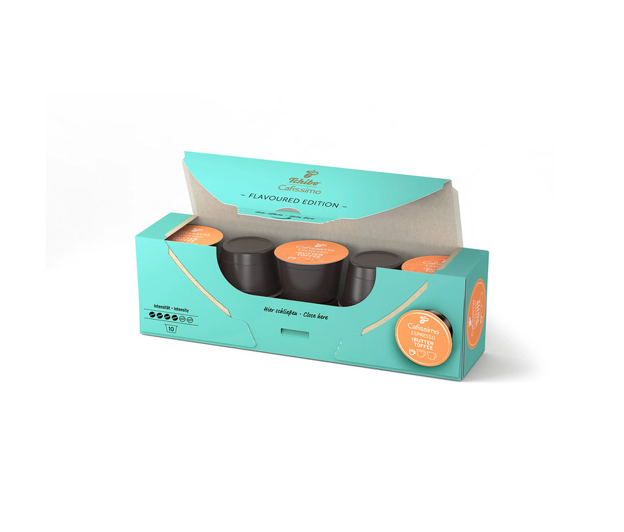 Geöffnete, hellblaue Packung Cafissimo Flavoured Espresso - Buttertoffee mit 10 Kapseln, wobei die Kapseln braun sind.