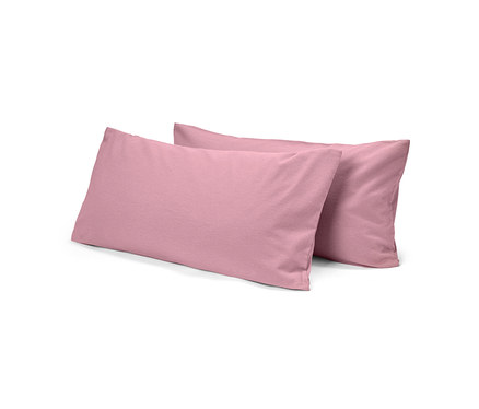 Zwei rechteckige rosa Kissen, eines leicht hinter dem anderen, auf weißem Hintergrund.