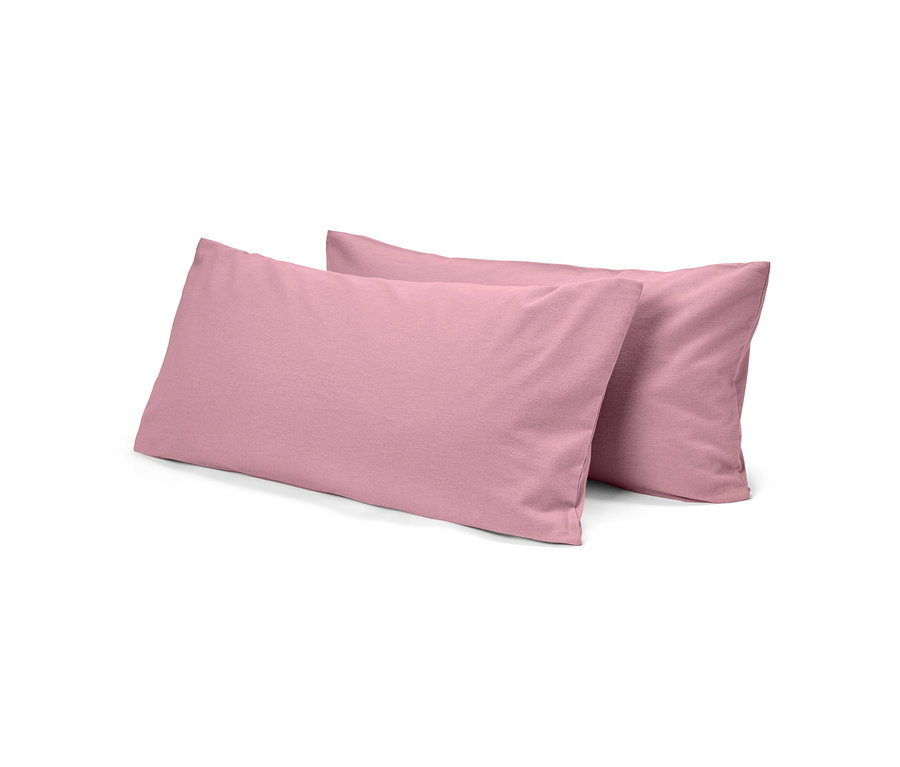 Zwei rechteckige rosa Kissen, eines leicht hinter dem anderen, auf weißem Hintergrund.