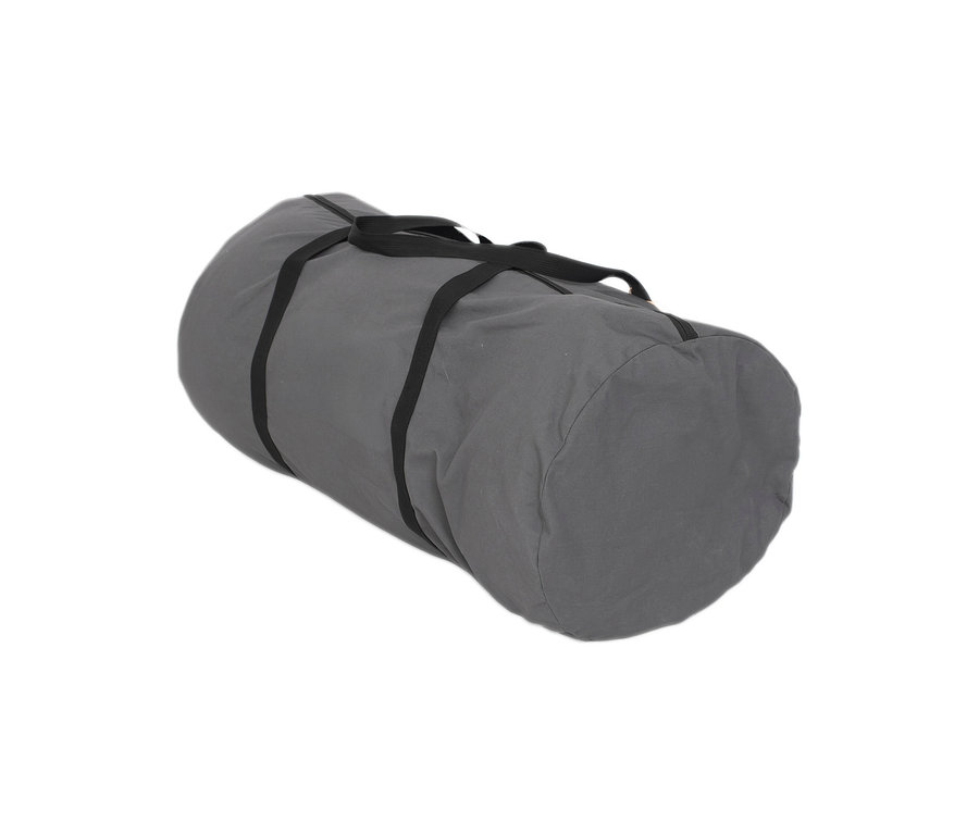 Grauer, zylindrischer Packsack mit schwarzen Tragegurten, in dem ein XXL-Doppelschlafsack mit integrierten Kissen verstaut ist.