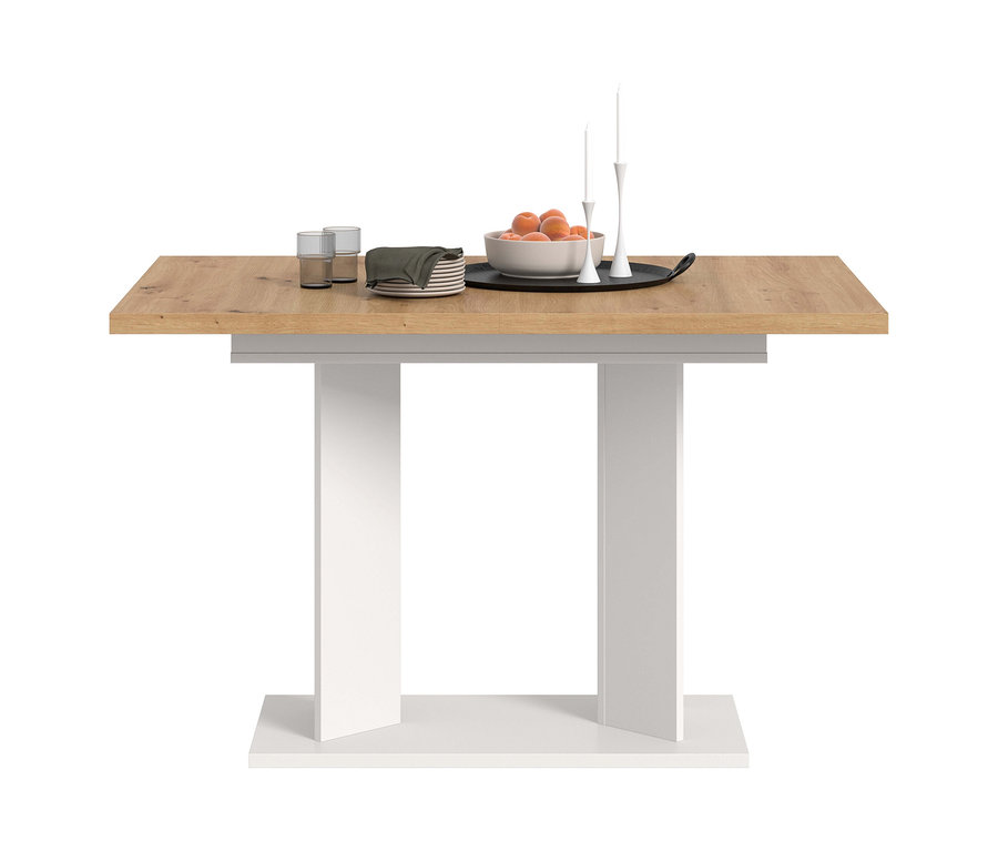 Der weiße xonox Esstisch »Victor« (160 cm) mit heller Holzplatte, darauf Gläser, Teller, eine Schale mit Früchten und Kerzen.