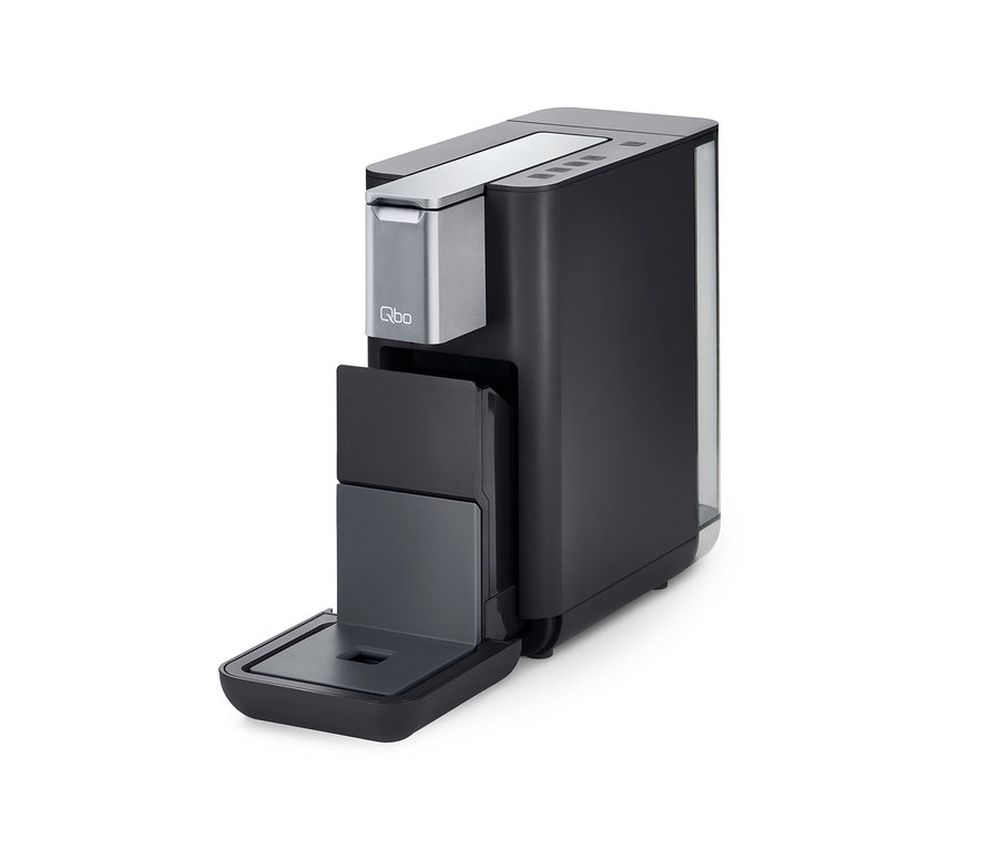 Eine schwarze Qbo ESSENTIAL Dark Stone Kaffeemaschine mit offenem Kapselbehälter.