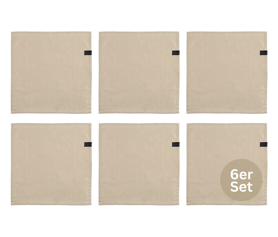 Sechs hellbeige Tischsets mit kleinen schwarzen Etiketten, angeordnet in zwei Reihen. Ein "6er Set" Overlay ist sichtbar.