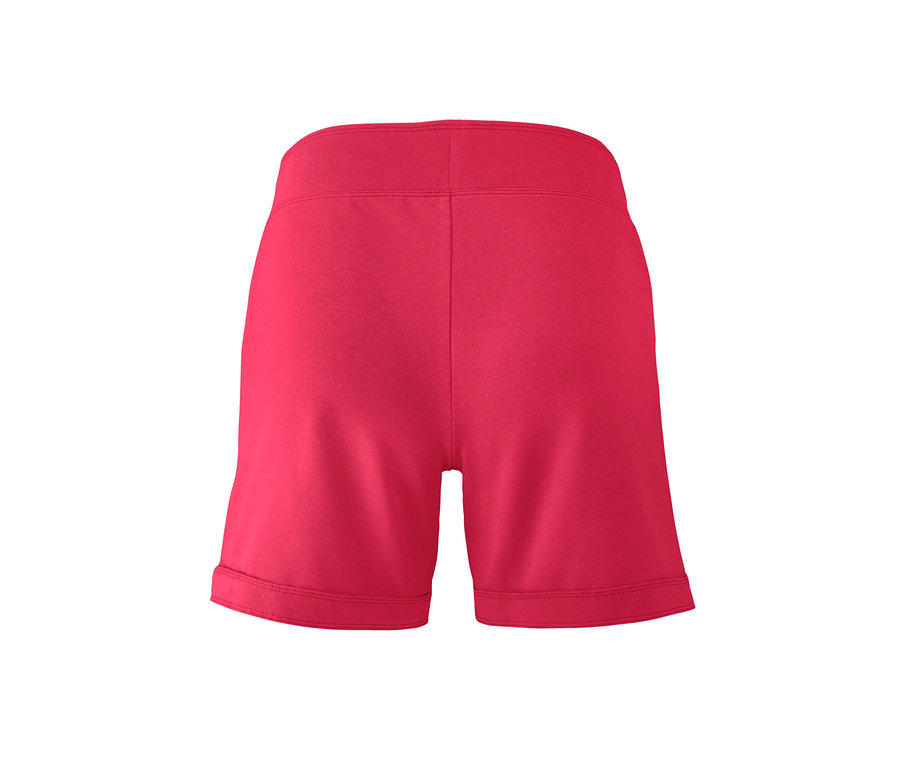 Rückansicht von roten Shorts mit umgeschlagenen Beinen auf weißem Hintergrund.