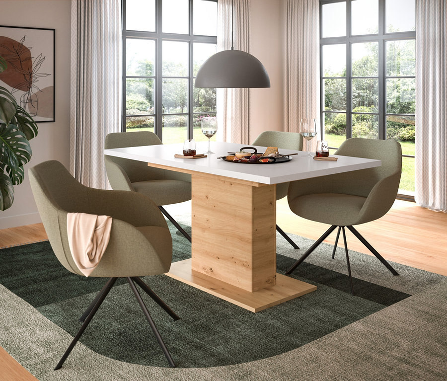Esstisch mit weißer Platte und Holzfuß, umgeben von vier olivgrünen Stühlen auf einem grün-grauen Teppich. Auf dem Tisch stehen Weingläser und eine Platte mit Snacks.