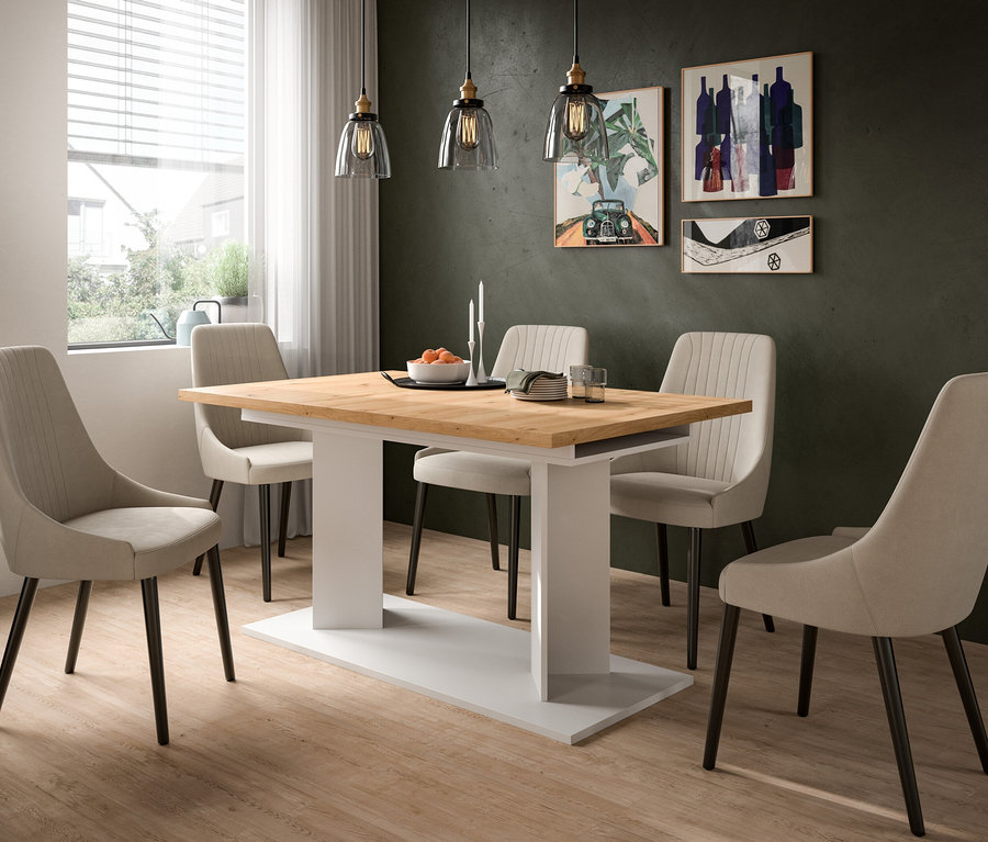 Ein modernes Esszimmer mit einem Holztisch und sechs beigefarbenen Polsterstühlen. Drei Pendelleuchten hängen über dem Tisch, der mit Obst und Kerzen dekoriert ist. Abstrakte Kunst ziert die dunkle Wand.