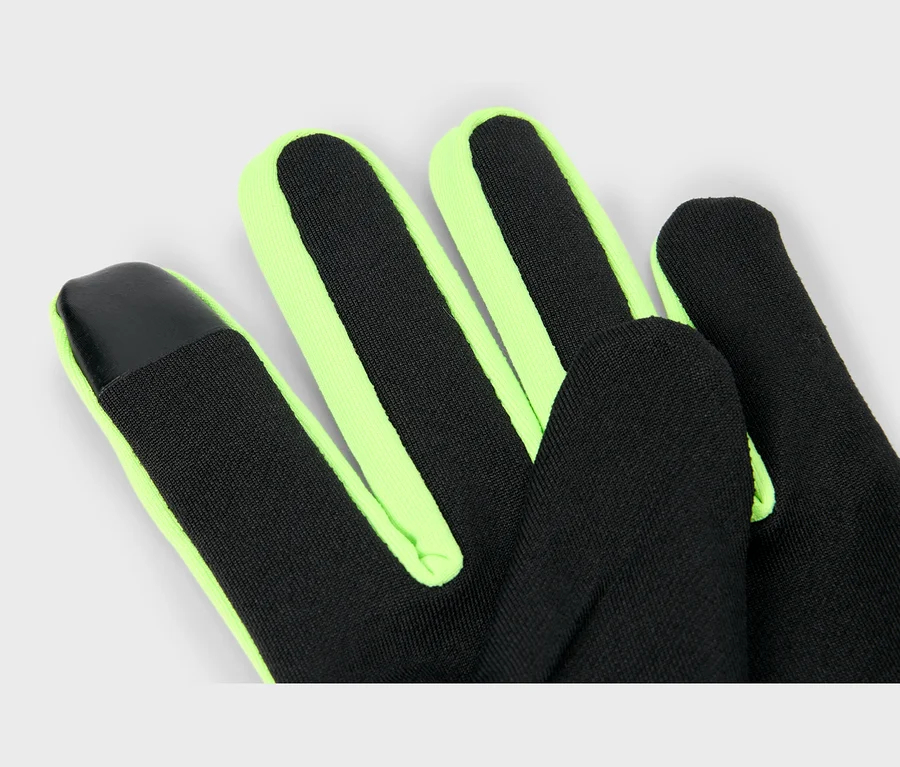 Nahaufnahme eines schwarzen Handschuhs mit neongrünen Rändern an den Fingern. Die Spitze des Zeigefingers hat einen schwarzen, glatten Aufsatz.