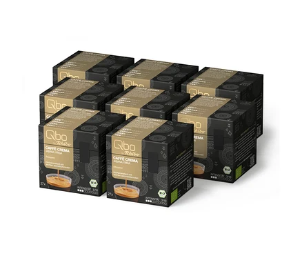 Acht schwarz-goldene Schachteln Qbo by Tchibo Caffè Crema Jabana Yirga Kaffeekapseln, insgesamt 216 Kapseln, sind gestapelt. Jede Schachtel zeigt geometrische Muster, 'Äthiopien', 'Hocharomatisch mit leichten Jasminblütennoten', eine Intensität von 3/10 und ein BIO-Logo.