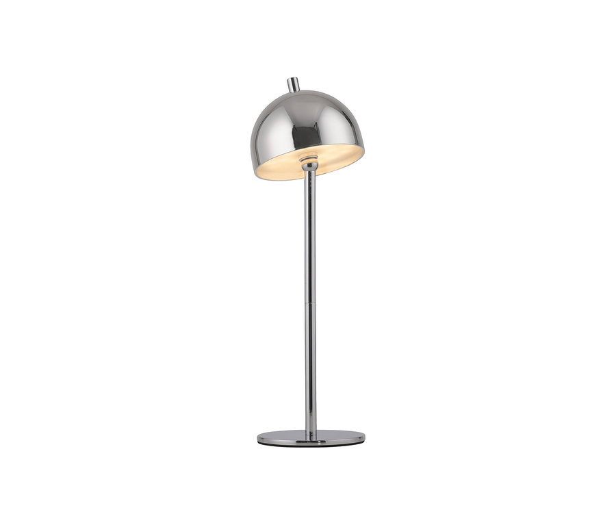 Glänzende Chromlampe mit schlankem Ständer und geneigtem, kuppelförmigem Schirm, der Licht ausstrahlt.