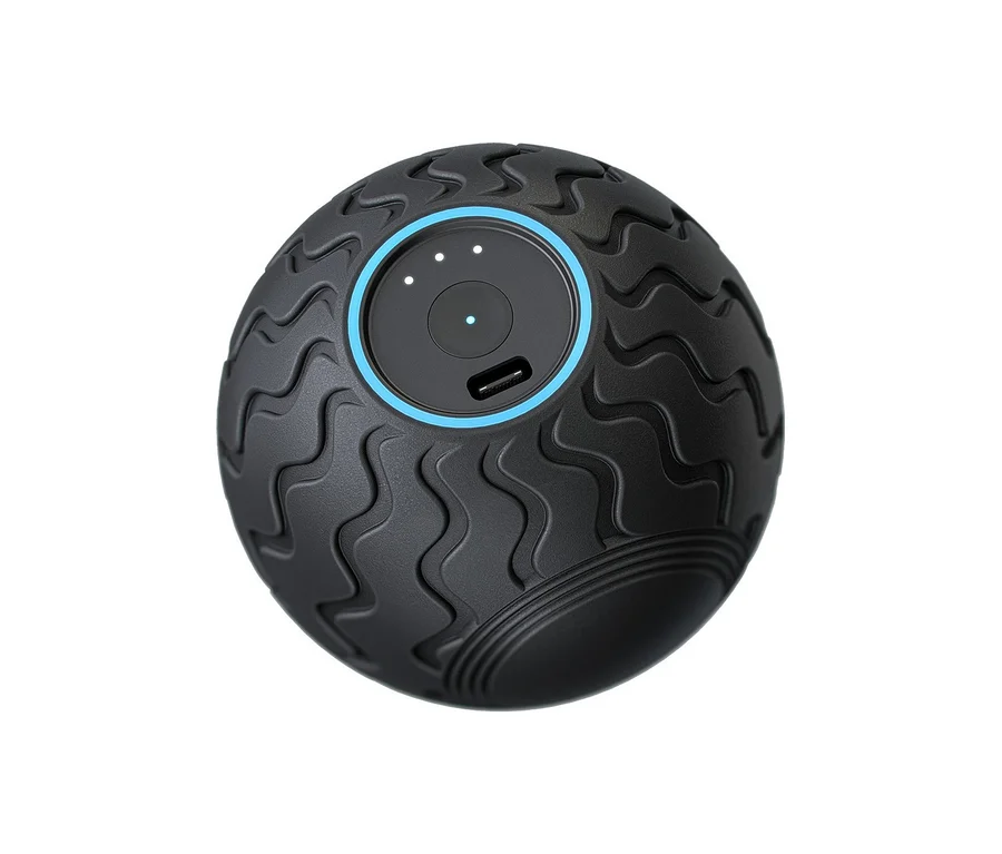 Schwarzer, runder Therabody WaveSolo Vibrationsmassageball mit gewellter Textur und blau umrandetem Bedienfeld mit drei weißen Punkten und USB-C-Anschluss.