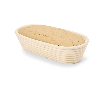 Brotlaib in einem Peddigrohr-Gärkörbchen.