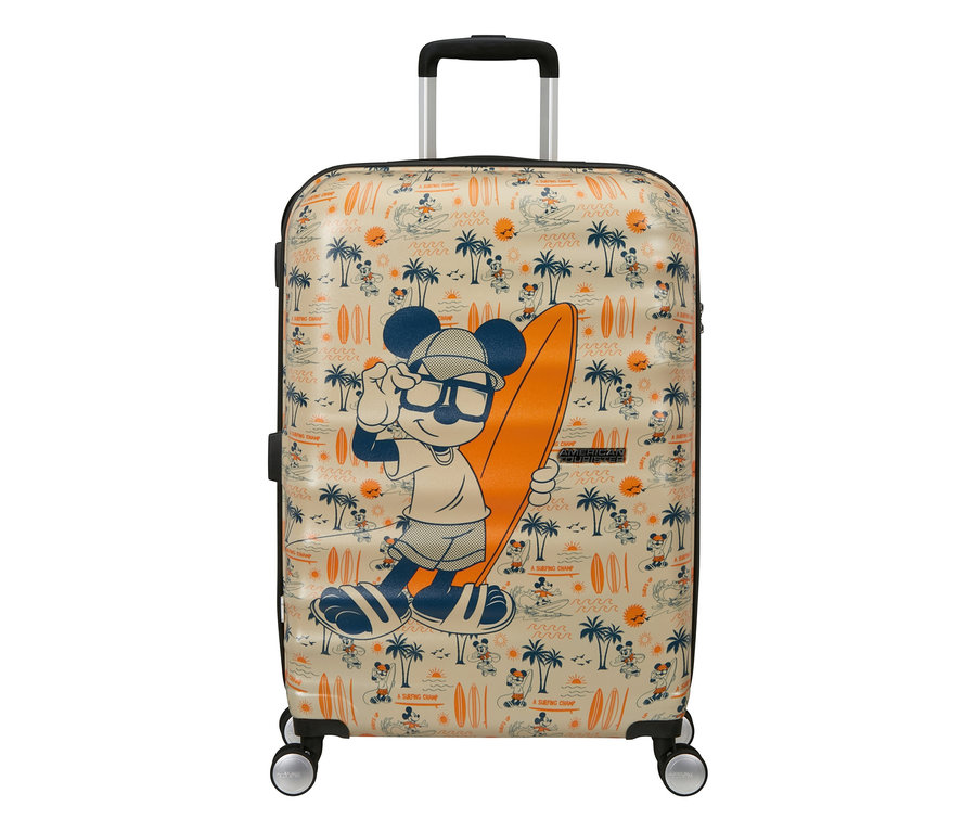Beiger Koffer mit wiederkehrendem Muster von surfendem Mickey Mouse, Palmen und Wellen. Ein großer Mickey Mouse trägt Hut und Sonnenbrille und hält ein oranges Surfbrett. Mit ausziehbarem Griff und vier Rollen.