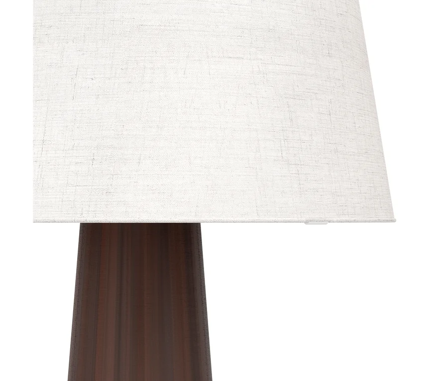 Nahaufnahme einer Lampe mit hellem Stofflampenschirm und dunklem, konischem Holzsockel.