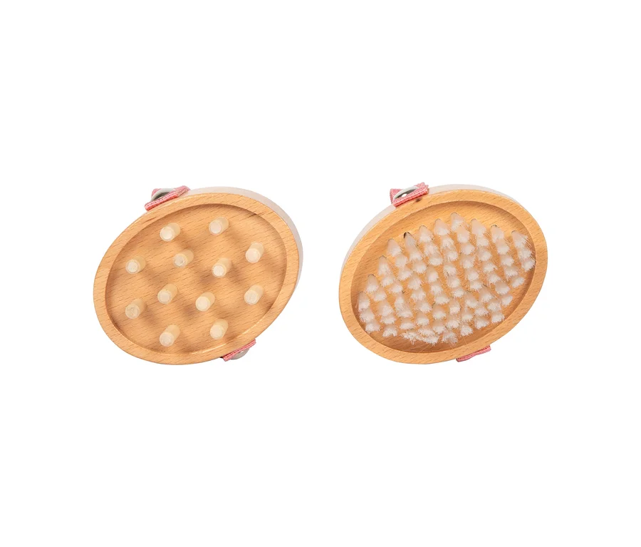 Zwei ovale Holzbürsten aus dem small foot Pferdepflege-Set »Bibi & Tina«: eine mit Holznoppen, die andere mit weißen Borsten, beide mit rosa Riemen.