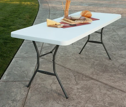 Essen auf einem weißen Lifetime-Kunststoff-Klapptisch im Freien.