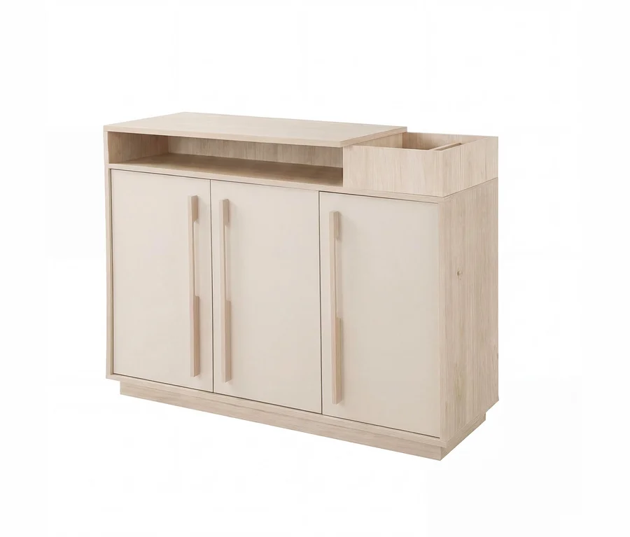 Helles Holzschränkchen mit drei cremefarbenen Türen, langen vertikalen Griffen, einem offenen Regal links und einem offenen Kasten rechts, auf einem hellen Holzsockel.