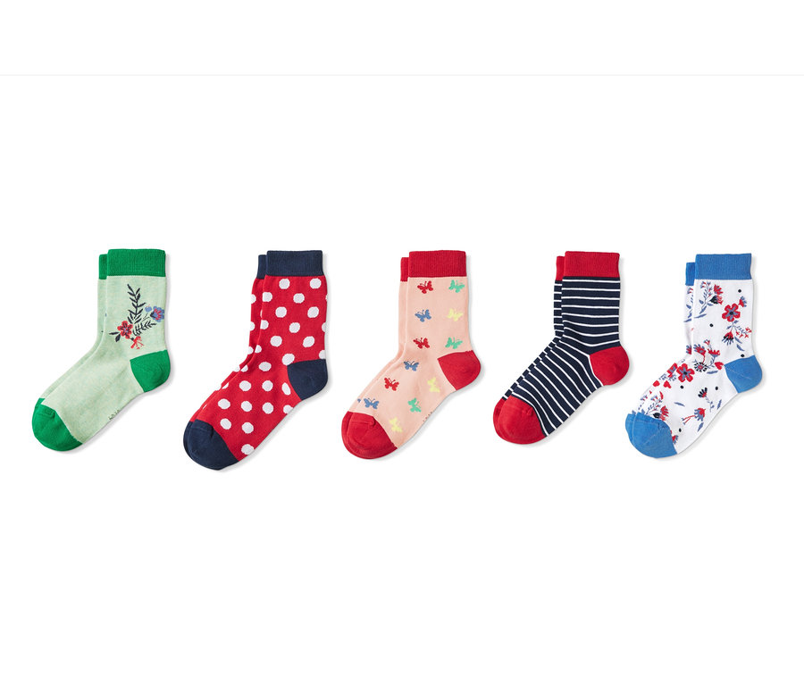 Fünf Paar Socken in verschiedenen Farben und Mustern liegen nebeneinander auf einem weißen Hintergrund.