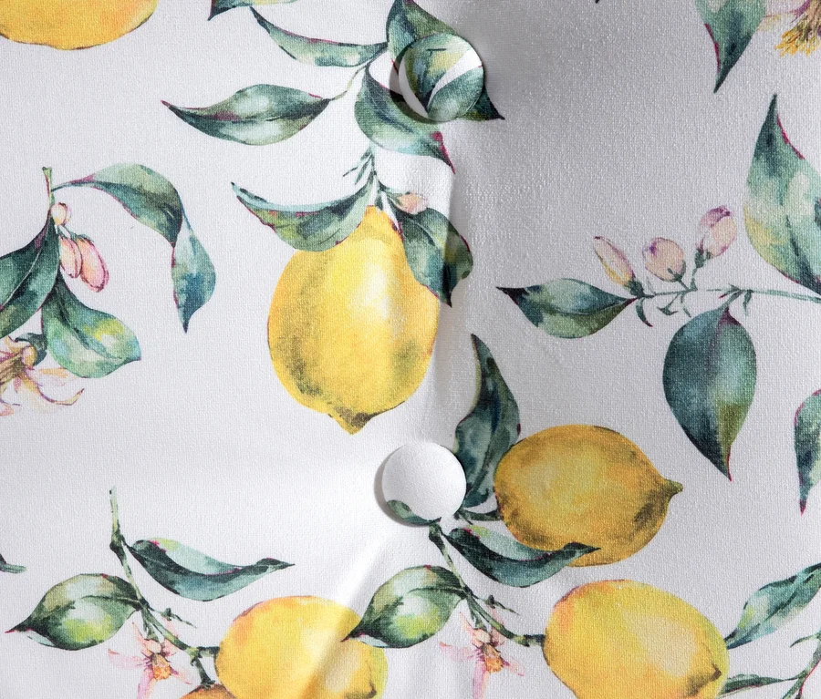 Detailansicht eines Cocktailsessels »Fiona« mit Zitronenprint.