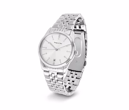Eine silberne Uhr mit einem Metallarmband und einem weißen Zifferblatt.