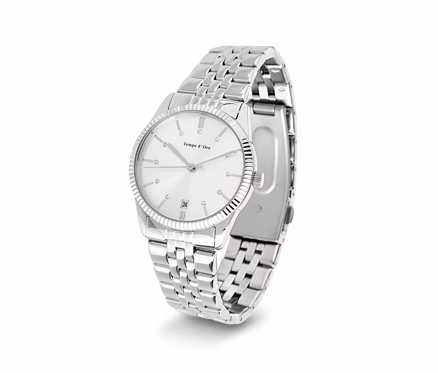 Eine silberne Uhr mit einem Metallarmband und einem weißen Zifferblatt.