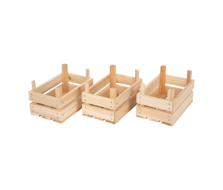 Drei kleine, unbehandelte Holzkisten, die zum small foot Matschküche und Kaufladen gehören, stehen nebeneinander.