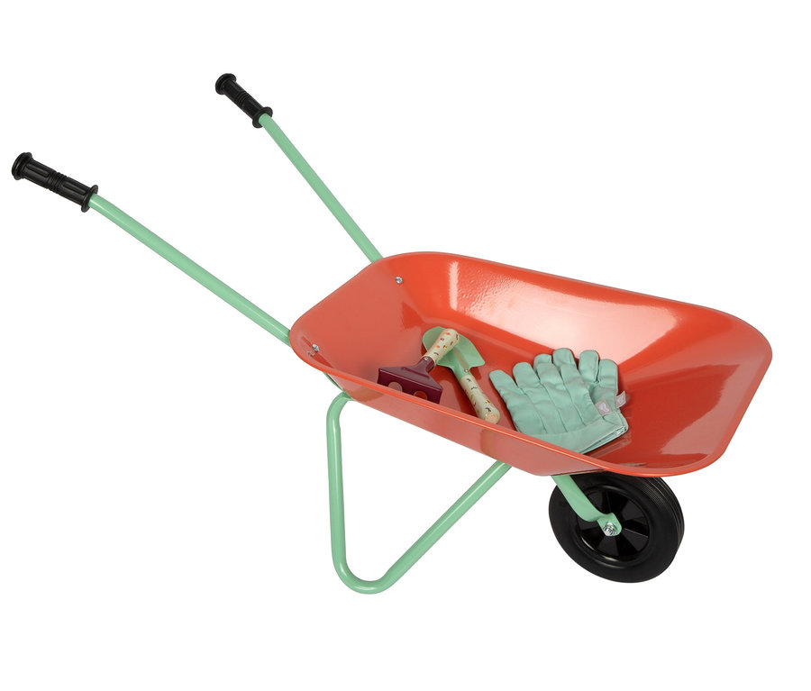 small foot Schubkarre mit Gartenwerkzeug: Orangefarbene Schubkarre mit hellgrünem Gestell, gefüllt mit roter Harke, hellgrüner Schaufel und mintgrünen Handschuhen.