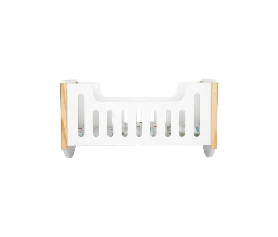 Weißes small foot Puppen-Wiegebett »Little Button« mit Holzdetails und Lattenseiten, innen ist eine gemusterte Matratze sichtbar.