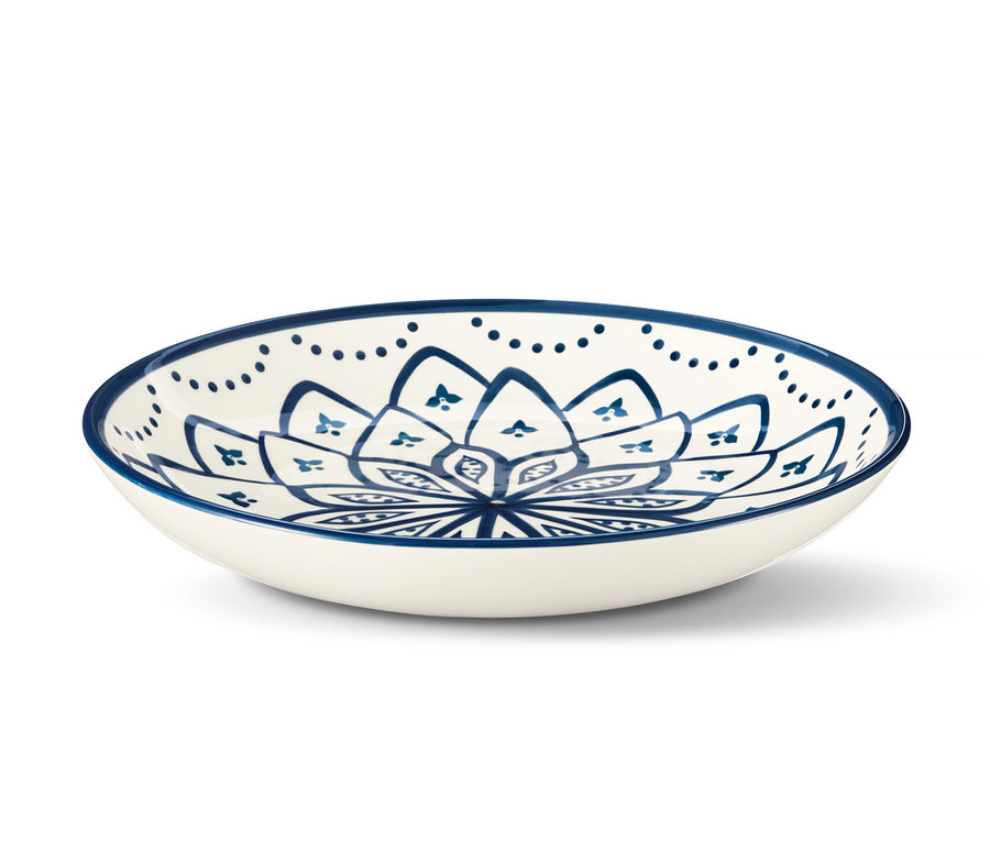 Eine große Schale mit blauem, handgemaltem Dekor.
