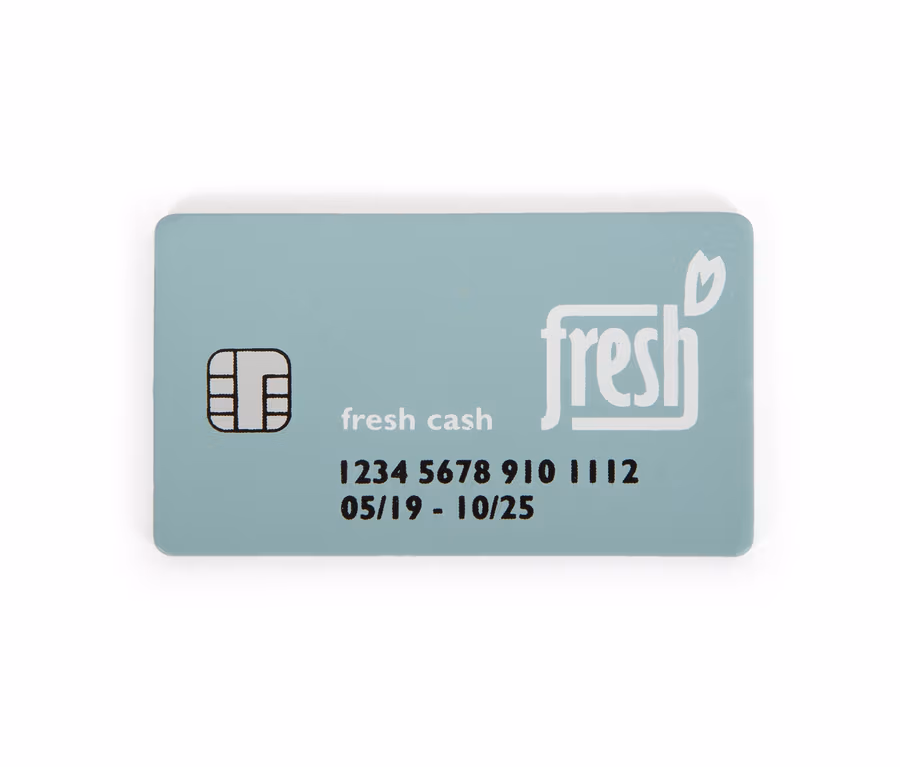 Hellblaue "fresh cash" Karte mit Chip und Zahlen.