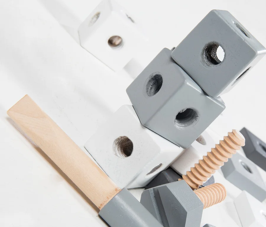 Nahaufnahme des roba Holzbaukasten, 48-teilig, mit Blöcken, Schrauben und Hammer in Grau und Weiß.