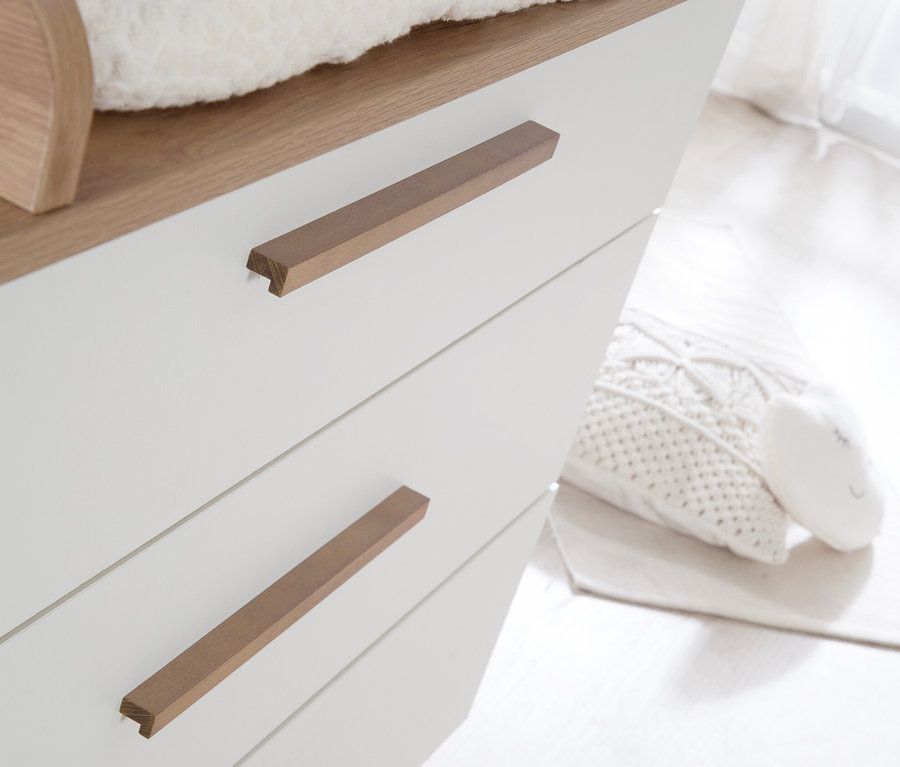 Detailaufnahme einer Kommode aus dem roba Kinderzimmerset »Ole« mit Holzgriffen und weißer Oberfläche.