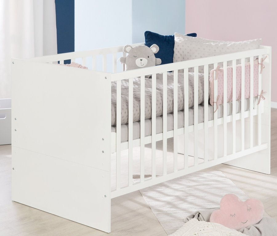 Weißes Kinderbett aus dem roba »Anton« Kinderzimmerset mit Kissen und Teddybär.