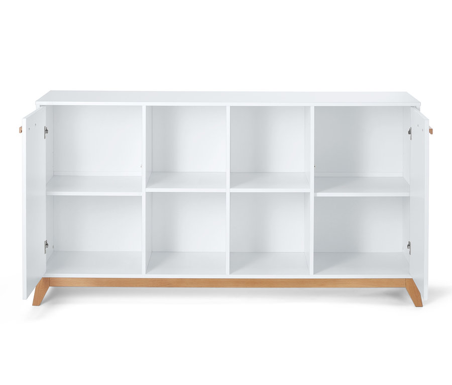 Weißes Sideboard mit offenen Türen.
